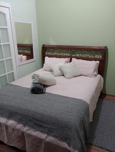 a bedroom with a large bed with a mirror at Apto Turismo da Serra in Teresópolis