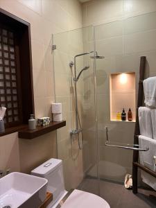 ein Badezimmer mit Dusche, Toilette und Waschbecken in der Unterkunft palay in Cabulihan