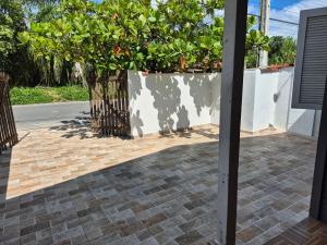 a building with a wall with a plant on it at Casa Chalé Ilha Comprida in Ilha Comprida