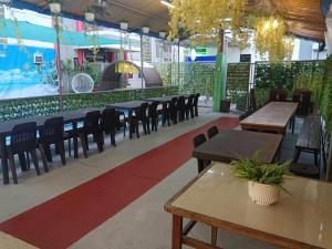 ein Restaurant mit Tischen und Stühlen in einem Raum in der Unterkunft D'Builders Rooms Hotel in Sampong