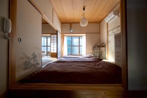 a large mirror reflecting a bed in a bedroom at Rebe東吉野 in Higashiyoshino