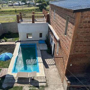 an overhead view of a swimming pool next to a building at Casa quinta oro verde in Oro Verde