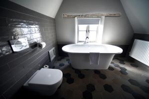 Ein Badezimmer in der Unterkunft Thornham Rooms at The Chequers