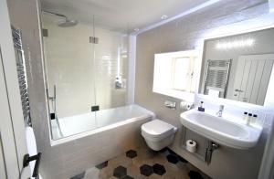 Bathroom sa Thornham Rooms at The Chequers