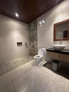 a bathroom with a toilet and a sink at Deswa inn in Ubud +18 photos