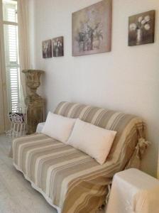 a living room with a couch with a striped blanket at Maison Menton in Menton