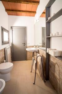 La salle de bains est pourvue d'un lavabo et de toilettes. dans l'établissement Appartamenti Byzantine Feel, à Piccione