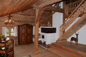 una habitación con escaleras de madera y una estatua de ciervo. en Windshausen 84 en Nußdorf am Inn