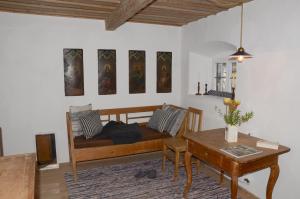 sala de estar con sofá y mesa en Windshausen 84 en Nußdorf am Inn