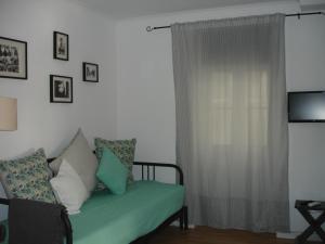 リスボンにあるApartamento Beco do Sapatoのリビングルーム(緑のソファ、窓付)