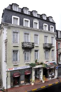 een groot gebouw op de hoek van een straat bij Hotel du Commerce et de Navarre in Lourdes