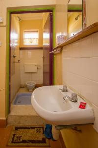een badkamer met een wastafel en een toilet bij Jamindas Paradise Motel in Kakamega