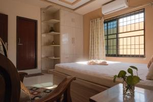 a bedroom with a bed and a window at Simsar Villa Homestay in Bahāsi