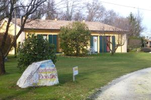 una casa con un cartel delante de un patio en Agriturismo Dondino, en Cavriana