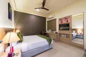 Treebo Nestlay Casa客房内的一张或多张床位