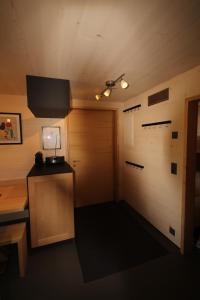 サヴォニンにあるFerienwohnung Aviez Savogninのドア付きのクローゼットとテレビが備わる客室です。