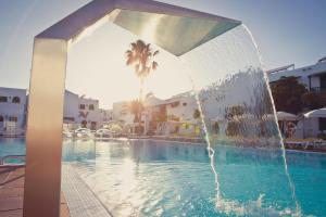 una fontana al centro della piscina di Gloria Izaro Club Hotel a Puerto del Carmen