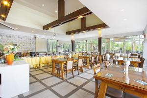 Majoituspaikan Nana Resort Kaeng Krachan - SHA Plus Certified ravintola tai vastaava paikka