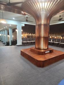 a large lobby with a large wooden column in the middle at Pine Tree Beach Hotel in Gili Trawangan +115 photos
