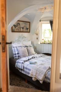 a bedroom with a bed and a window at Petit Château luxe vakantiehuis, prive hottub en zwembad in Heythuysen +98 photos