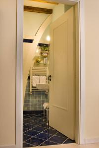 uma porta aberta para uma cozinha com um lavatório em Il Guiscardo B&B em Salerno