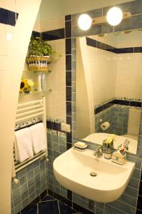 La salle de bains est pourvue d'un lavabo et d'un miroir. dans l'établissement Il Guiscardo B&B, à Salerne
