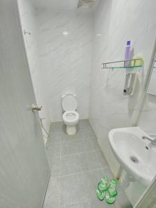 a bathroom with a white toilet and a sink at Enviropath Hotel now Bayan Nur Inn in Kampong Pengkalan