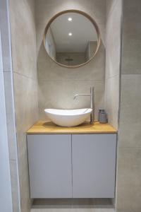 a bathroom with a white sink and a mirror at חוויה בכיכר גולד in Netanya