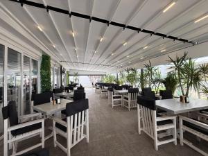 Un restaurant sau alt loc unde se poate mânca la Resort Leon Beach