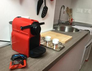 A kitchen or kitchenette at Appartamento Rosso a Milano, vicino allo IEO