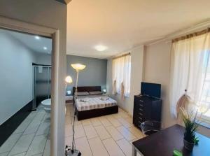 a living room with a bed and a bathroom at Appartamento Valentina in Cremona
