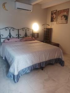 ein Schlafzimmer mit einem großen Bett und einer weißen Bettdecke in der Unterkunft Yolunamar -appartamento, alloggio turistico- in Altidona