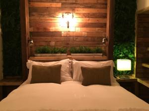 1 dormitorio con cama blanca y pared de madera en The Lodge Rooms en Coleford