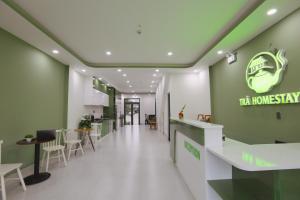 a hallway with a restaurant with a green wall at Trà Homestay in Thôn Lại Thê