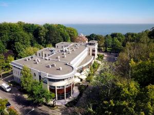 widok z góry na budynek z drzewami i oceanem w obiekcie Hotel Nadmorski w mieście Gdynia