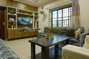 a living room with a couch and a table at Simsar Villa Homestay in Bahāsi