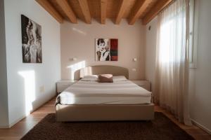 a bedroom with a bed and a large window at Ca' del Sile in Morgano
