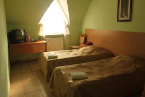 Mini-Hotel Verhovina في كييف: سريرين في غرفة مع نافذة
