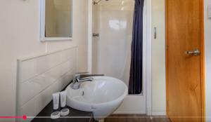 a white sink in a bathroom with a shower at Macquarie Caravan Park in Warren
