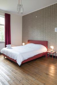 Un pat sau paturi într-o cameră la De Oude Pastorij