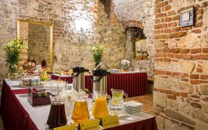 克拉科夫的住宿－威特斯特沃茲酒店，一张桌子,上面有红色桌布和橙汁罐头