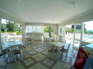 Posedenie v ubytovaní Happyland Hotel Apartments