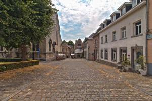 an empty cobblestone street in an old town at Het Begijnhof Tongeren Center in Tongeren