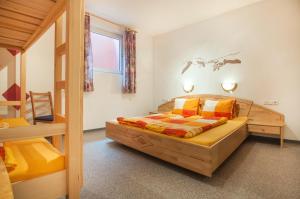 1 Schlafzimmer mit 1 Bett und 2 Etagenbetten in der Unterkunft Ferienwohnung Hotter in Zell am Ziller