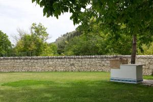 A garden outside Villa Tipica Casa Tua