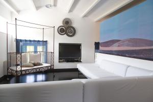 A television and/or entertainment centre at Villa Tipica Casa Tua