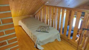 a room with a bed in a log cabin at Kaijonselän mökit Kaita in Kaitainen