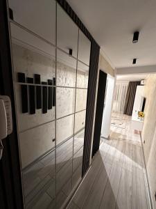 a hallway with a glass wall in a room at Angely Studio-balcon & parcare gratuită ,Self Check-in in Onești +47 photos