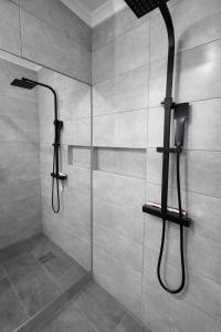 a shower with a glass door in a bathroom at Casa Silva Diamond in Pinhal Novo