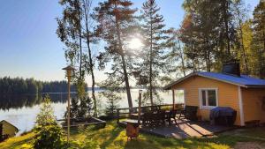 a cabin on a dock next to a lake at Kaijonselän mökit Pyhitty in Vehmaskylä
